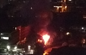 En imágenes: Galpones incendiados alertaron a los vecinos de El Llanito este #1Nov