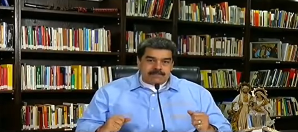 JAJAJA:  Maduro intentó apagar una vela… con el tapabocas puesto (VIDEO)