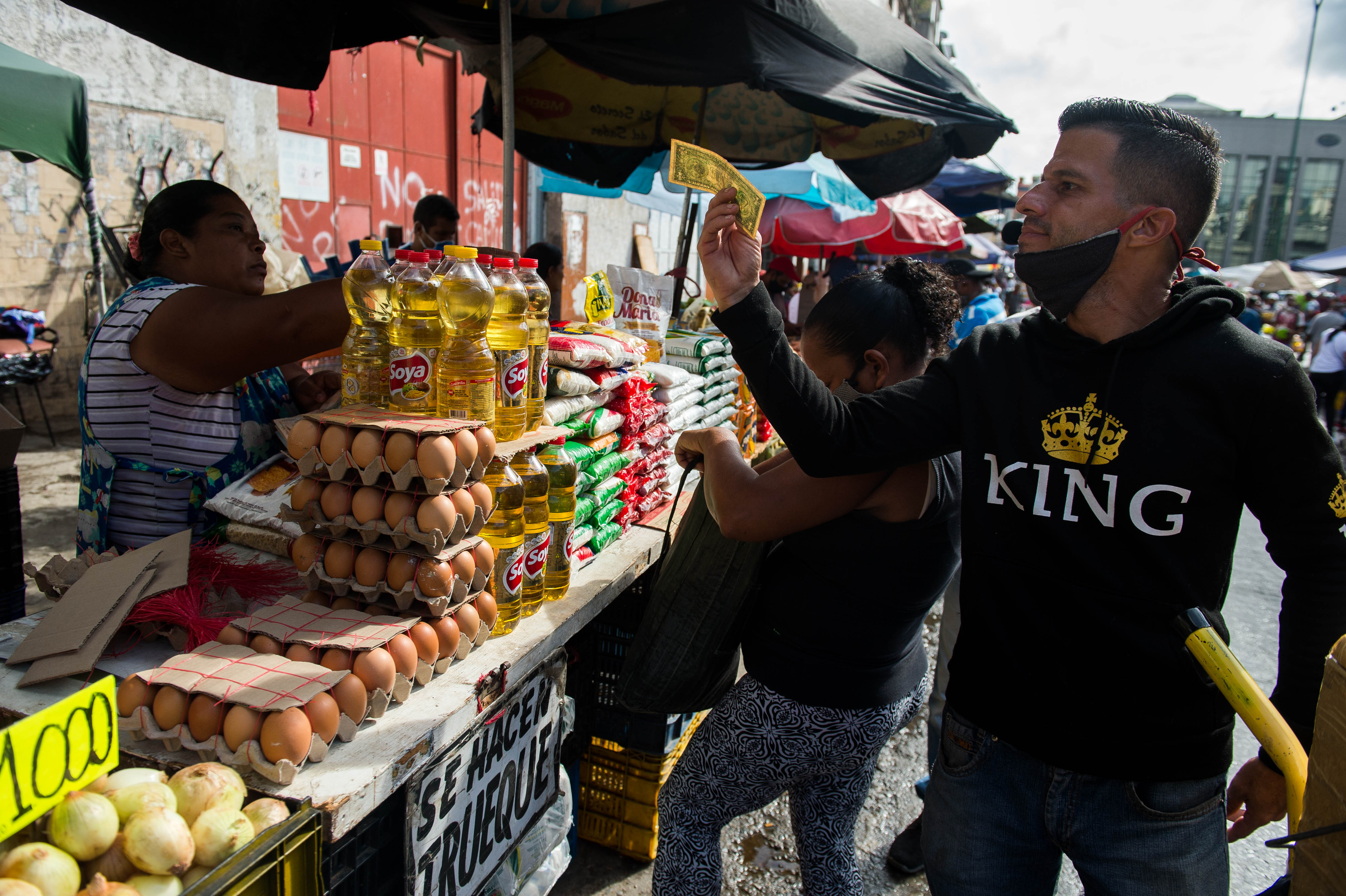 Restringieron horarios de venta de alimentos en Guarenas tras llegada de variante brasilera