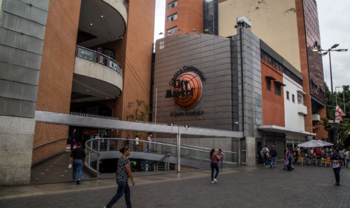 VIDEO: Largas colas en el City Market de Caracas sin distanciamiento social