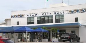 Miami entrega tarjetas de regalo con 250 dólares a residentes por el Covid-19
