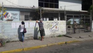 Miliciana amenazó a corresponsal de Crónica Uno mientras hacía cobertura en el Colegio Lisandro Lecuna #6Dic