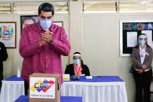 Los anillotes de oro que enseñó Maduro tras participar en su fraude electoral (FOTO)