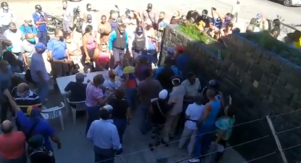Un autobús con simpatizantes del chavismo llegó a la Consulta Popular en Catia La Mar para “desalojar” #12Dic (Video)
