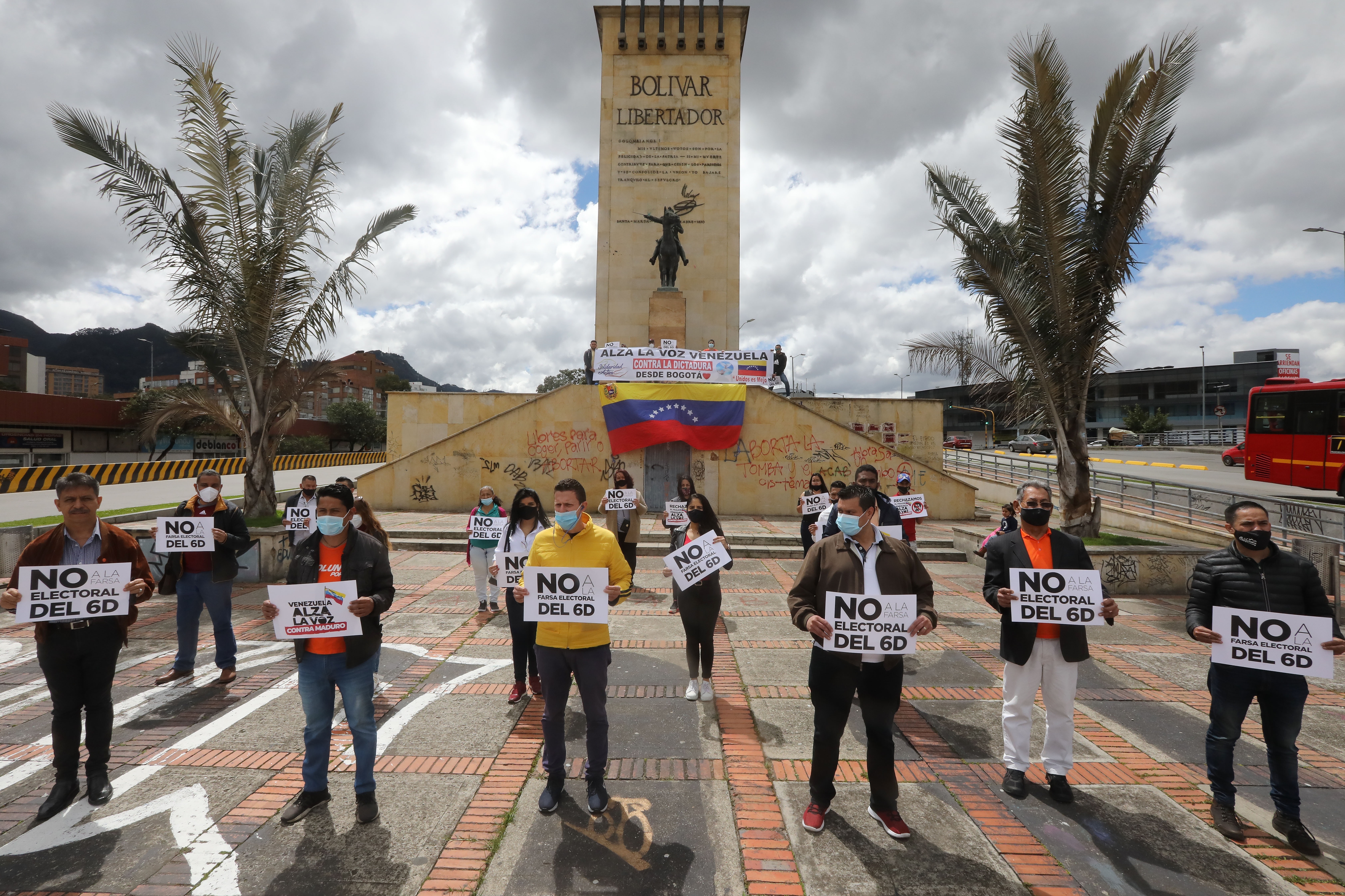 Venezolanos en Colombia rechazaron con plantón el fraude electoral de Maduro (Fotos)