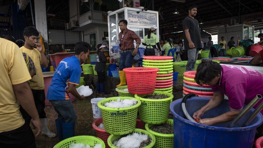 Más de un millar de contagios de Covid-19 en un mercado de marisco de Tailandia