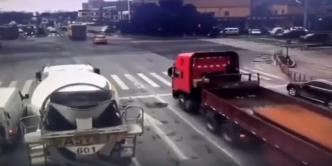 El ATERRADOR momento en el que una plancha de acero corta la cabina de un camión (VIDEO)