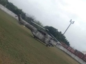 LA FOTO: Helicóptero del Ejército sorprendió al aterrizar en un campo de béisbol en los Valles del Tuy