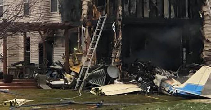Tres personas murieron luego que su avión se estrellara contra una casa en Michigan