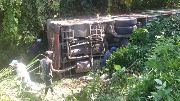Múltiples heridos tras volcamiento de un autobús en la carretera vieja Caucagua – Higuerote