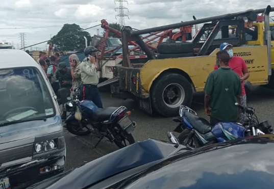 Dos lesionados dejó accidente en la Autopista Regional del Centro este #9Ene (FOTO)