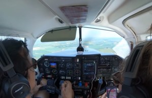 El INCREÍBLE aterrizaje de un avión después de que una puerta se abriera… en pleno vuelo (VIDEO)