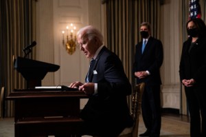Biden emitirá acciones ejecutivas que ampliarán el acceso a Obamacare y Medicaid