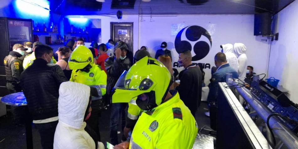 Multaron a más de 50 personas por estar en coronaparty durante el primer día de cuarentena estricta en Bogotá