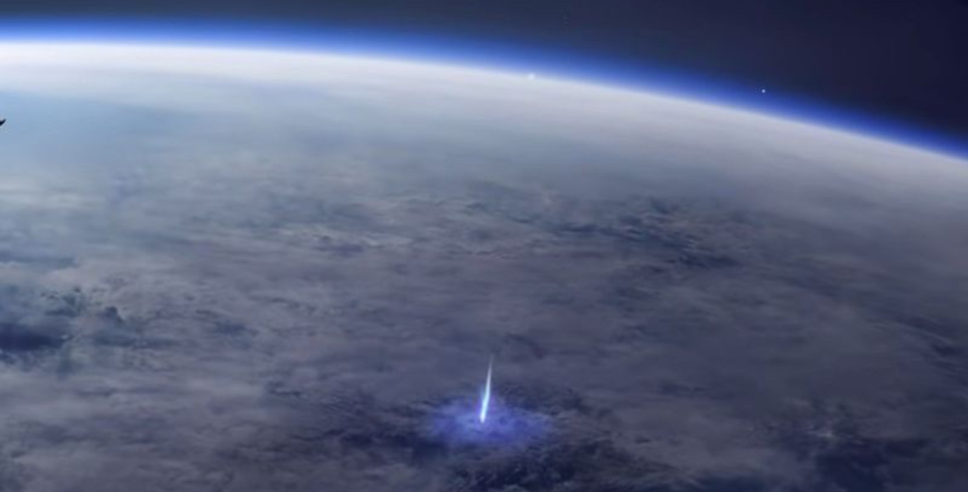La estación espacial capturó el momento en que un rayo azul sale al espacio desde la Tierra (VIDEO)