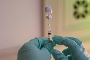 Trabajador de la salud en California murió días después de recibir la segunda vacuna