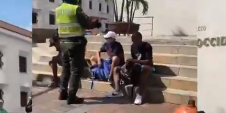 ¡Insólito! Detuvieron tres venezolanos en Colombia por atrapar palomas para “un sancocho” (Video)