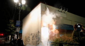 Manifestantes de Portland quemaron un contenedor de basura y arrojaron piedras a los federales