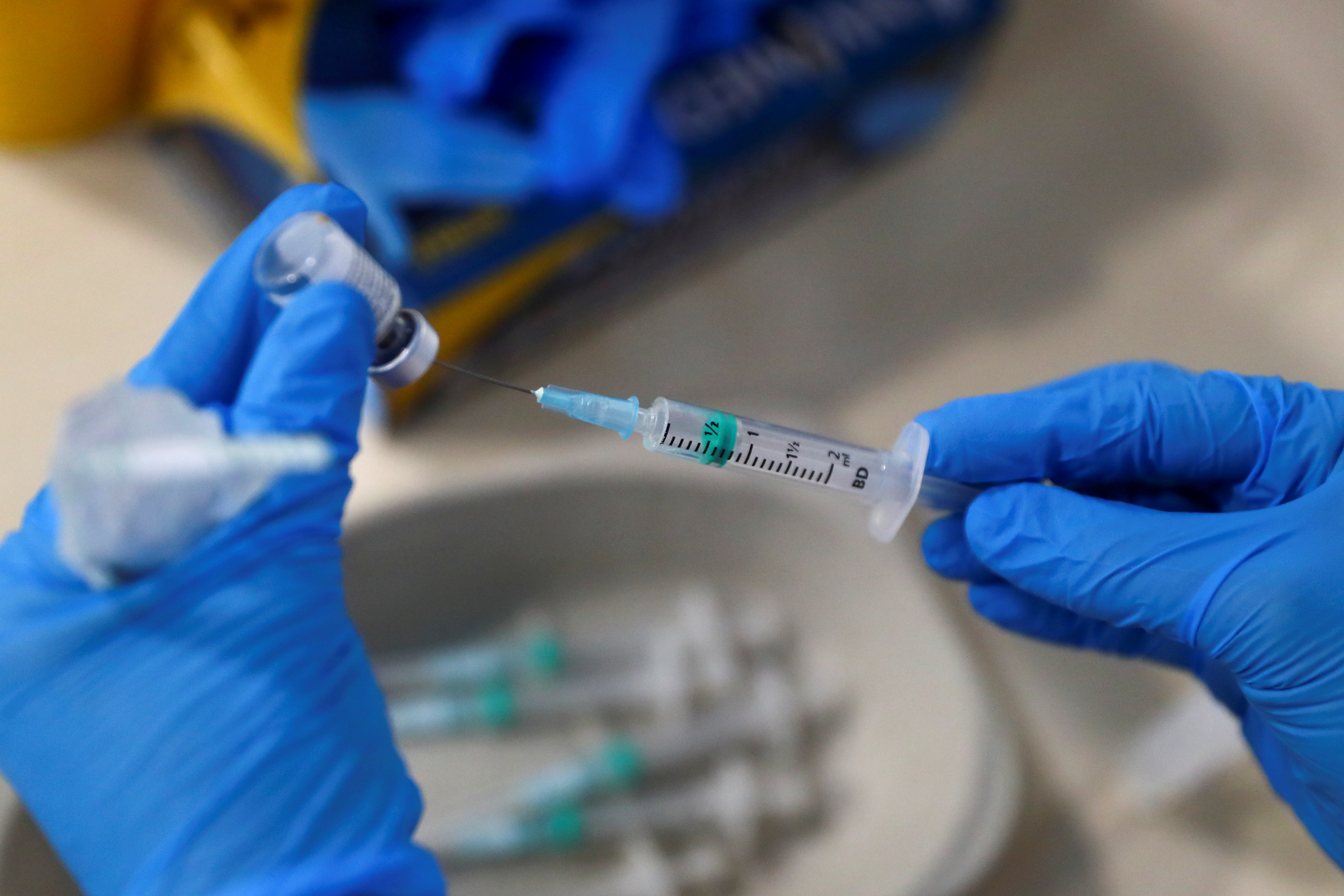 Dos enfermeras españolas logran sacar una séptima dosis de vacuna de Pfizer