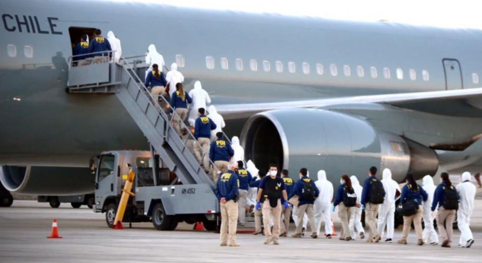 VIDEOS: Avión con migrantes venezolanos expulsados de Chile aterrizó en Maiquetía