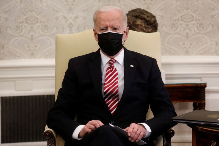 Biden respalda revisión de las denuncias de agresión sexual contra el gobernador de Nueva York