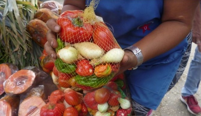 La venta de combos de verduras son la salvación de los larenses