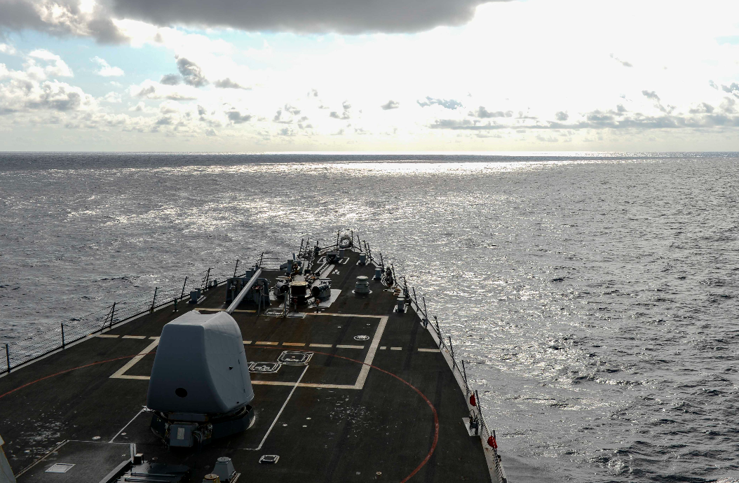 Destructor de EEUU navega en el Mar Meridional de China, cerca de islas disputadas