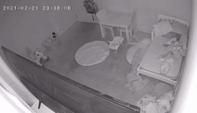 Momento en el que niña fue arrastrada por un “fantasma” debajo de su cama (VIDEO)