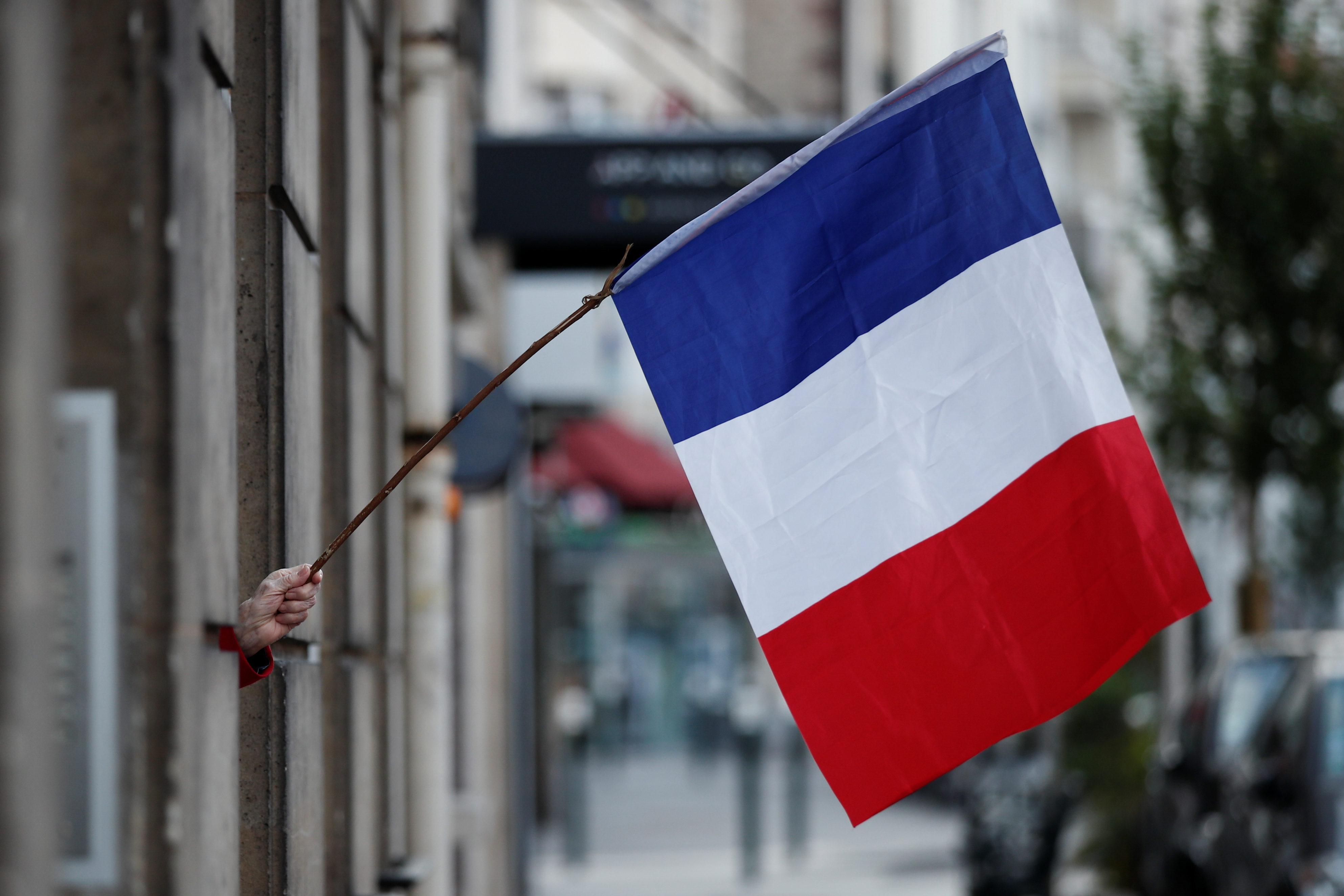 Francia prevé una rápida recuperación cuando se levanten las restricciones por el virus