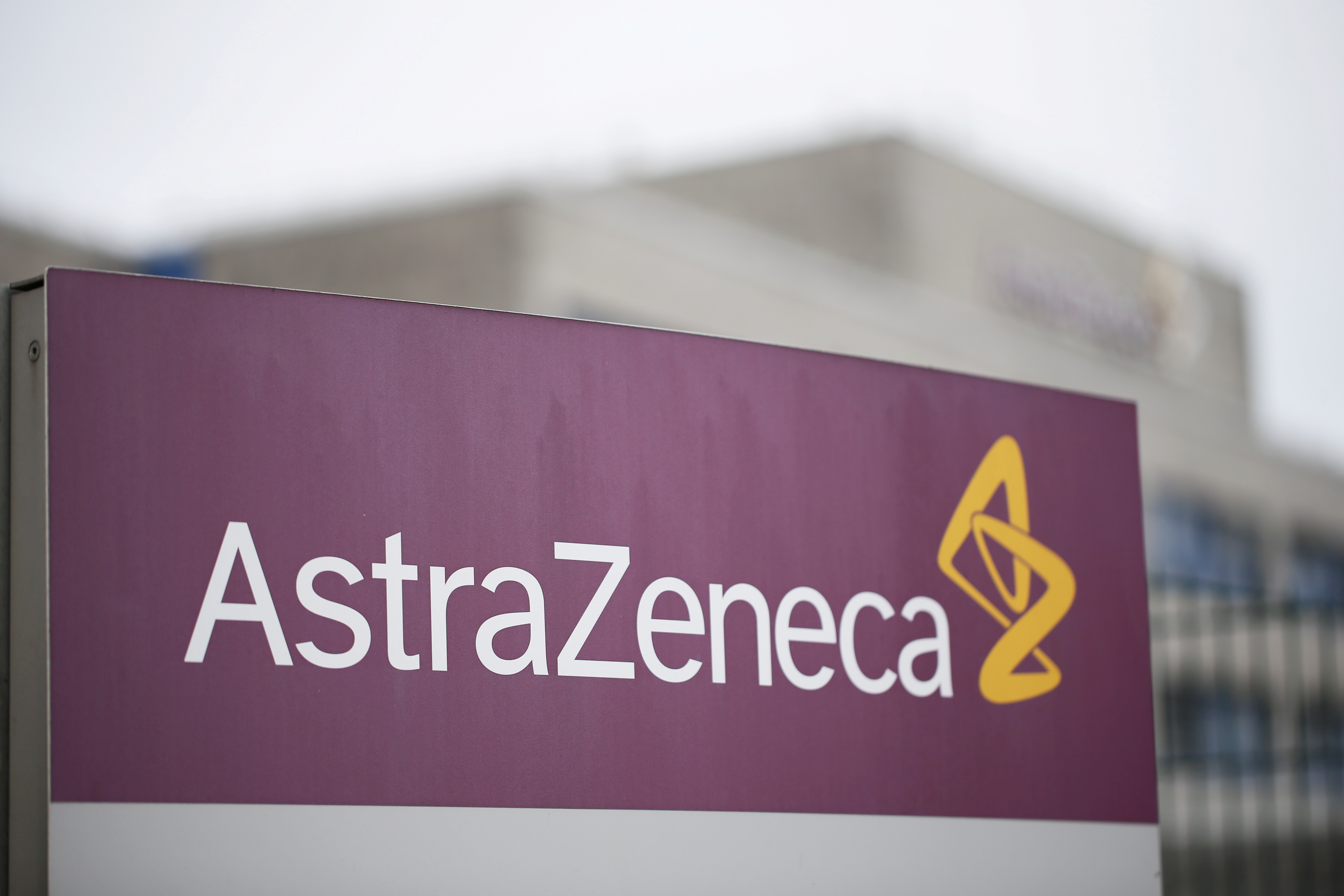 España vacunará con AstraZeneca a personas entre 60 y 69 años