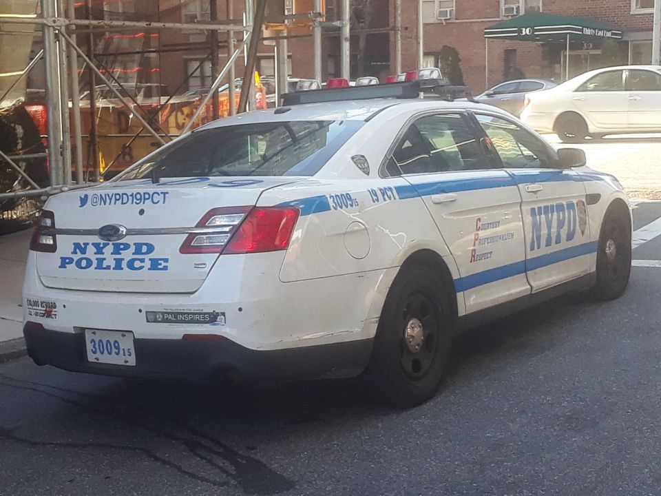 Ladrones vestidos de policías robaron 30 mil dólares en joyas en una casa de Queens
