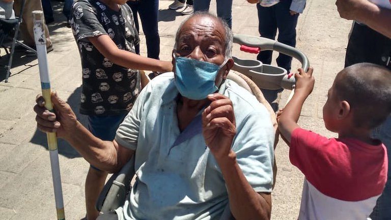 Conmovedor: Niños mexicanos llevaron a su abuelo en un coche de bebé para vacunarse contra el coronavirus