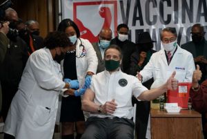 Gobernador Cuomo se puso la vacuna en Harlem, sin mencionar los casos de acoso