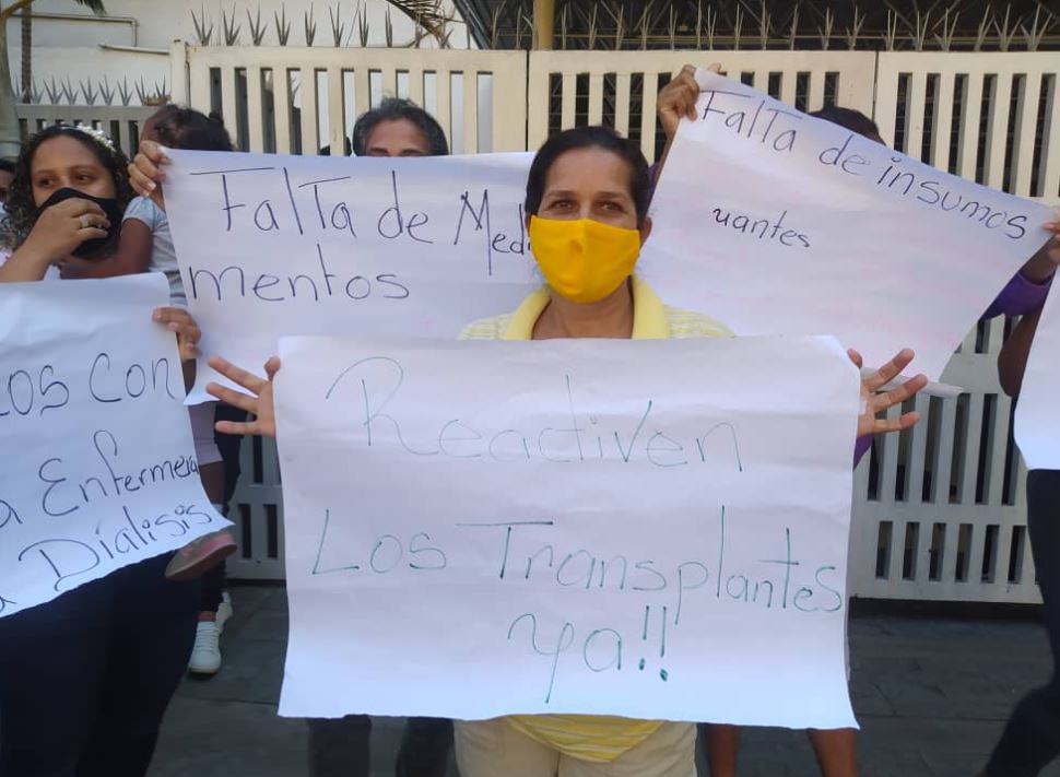 Protestaron frente al hospital JM de los Ríos para exigir rehabilitación del servicio de Nefrología #3Mar