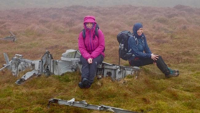 Un pareja encuentra los restos de un avión de hace 78 años en una montaña de Escocia