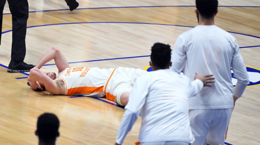 Conmoción cerebral y fractura en la cara: Basquetbolista agredió a un rival con un codazo intencional (VIDEO)