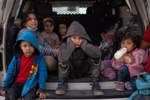 Gobernador de Texas amenaza con cerrar instalaciones que albergan a más de cuatro mil niños migrantes