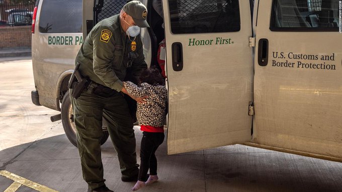 Niños detenidos en la frontera entre EEUU y México no han podido ducharse durante días, según abogados