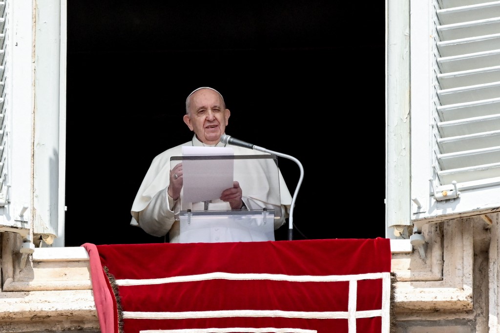 El papa Francisco reaparece ante fieles en la Plaza de San Pedro para su plegaria dominical (FOTO)