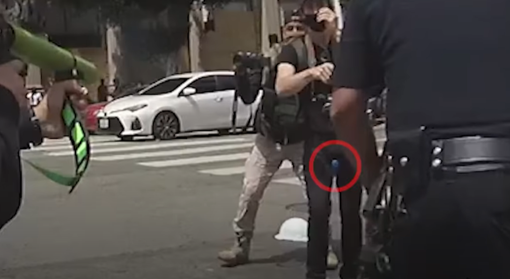 El testículo de un hombre explotó tras ser alcanzado por una bala de goma durante una protesta en Los Ángeles (VIDEO)