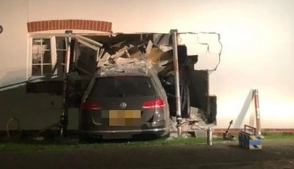 Carro fuera de control se incrustó en la cocina de una casa en Reino Unido y la familia se salvó de milagro (FOTOS)