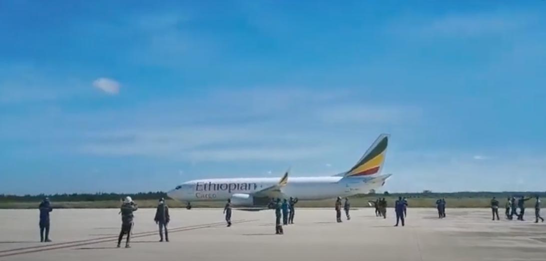 Un avión de Ethiopian Airlines aterriza por error en un aeropuerto en construcción (VIDEO)