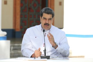 “Yo me vacuné”, alardeó Maduro mientras trabajadores de la salud esperan por las dosis (Video)