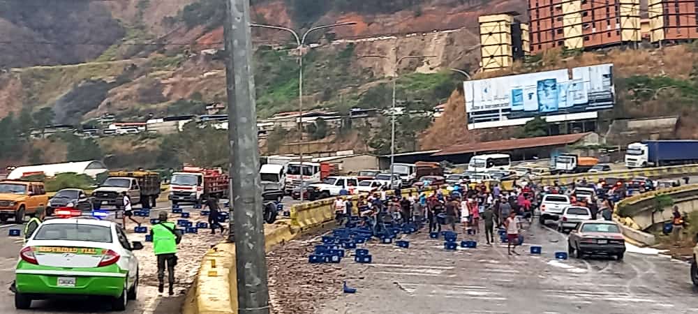 Saquearon un camión de cerveza accidentado en Tazón este #13Abr (Fotos y videos)