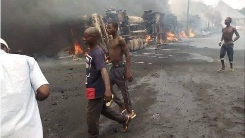 Doce muertos y decenas de casas quemadas tras accidente de camión cisterna en Nigeria