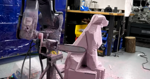 ¡Impresionante! “Robot escultor” talla figuras de animales con una motosierra (VIDEO)