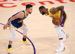 LeBron contra Curry, duelo legendario por un boleto a los playoffs de NBA