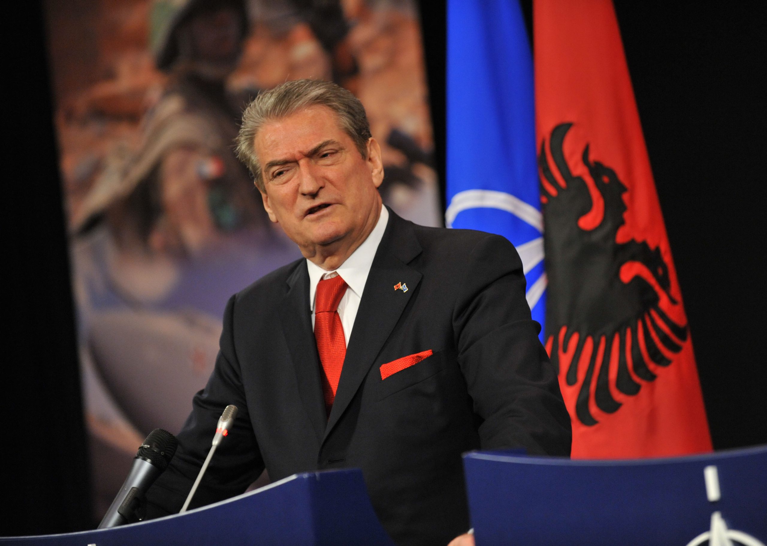 EEUU prohíbe entrar al país al primer presidente de la Albania postcomunista