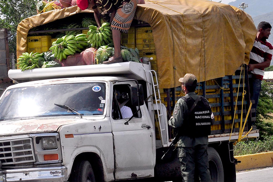 “De La Grita a Caracas damos 40 bolsas de comida en las alcabalas”: El drama que viven los vendedores de hortalizas