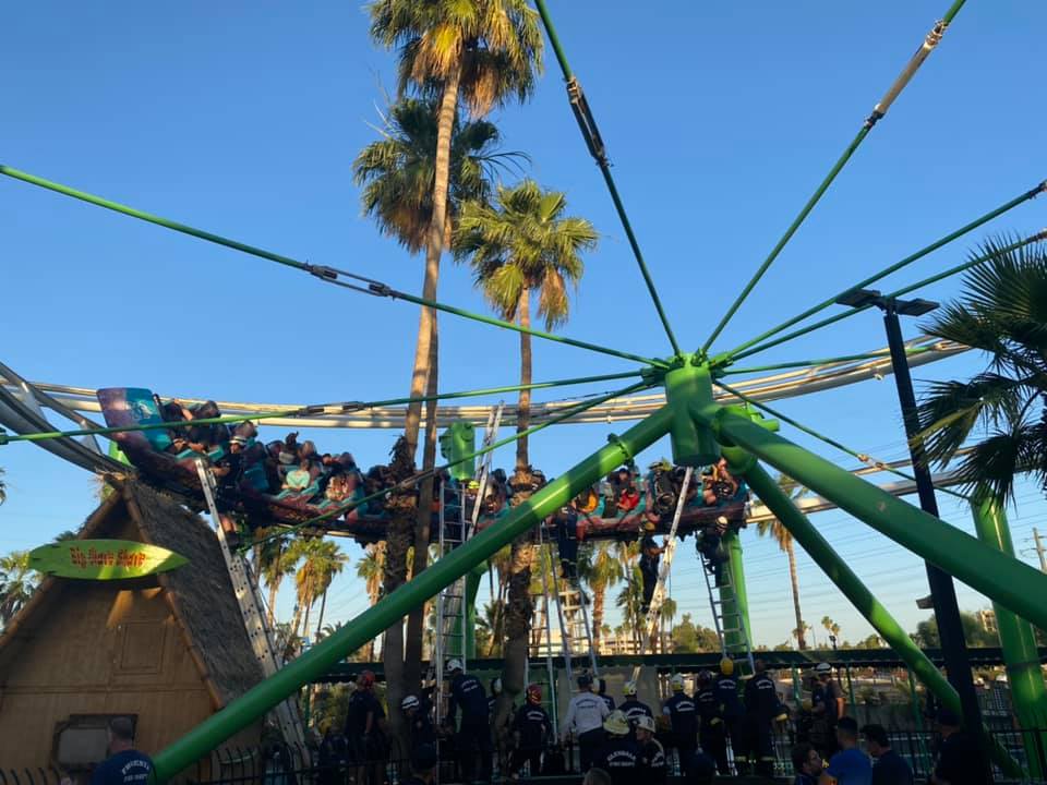 Más de 20 personas quedaron atrapadas en una montaña rusa tras fallas en parque de Arizona (Video)